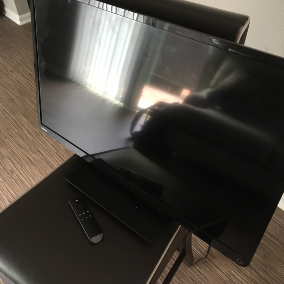 Toshiba 32" Class LED 720p 60Hz HDTV - Picture 2 of 5